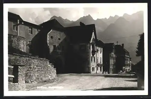 AK Bludenz, Mutterstrasse mit altem Gemäuer und Bergpanorama