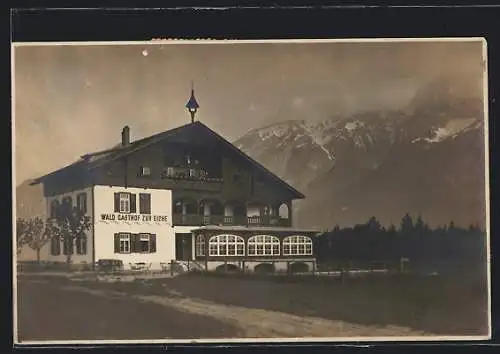 AK Innsbruck, Wald-Gasthof zur Eiche mit Strasse und Bergblick