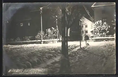 AK Bludenz, Die verschneite Reichsstrasse in der Nacht