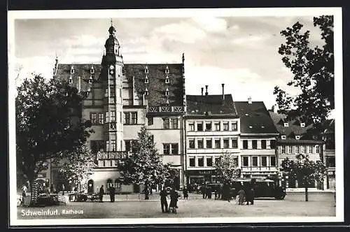 AK Schweinfurt, Passanten am Rathaus