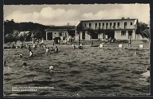 AK Siedlinghausen /Hochsauerland, Neues Schwimmbad mit Badegästen