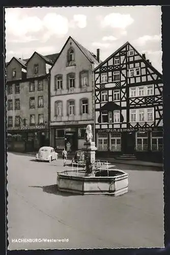 AK Hachenburg /Westerwald, Strassenpartie mit Geschäften und Brunnen