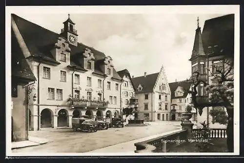AK Sigmaringen, Marktplatz mit Brunnen und Autos