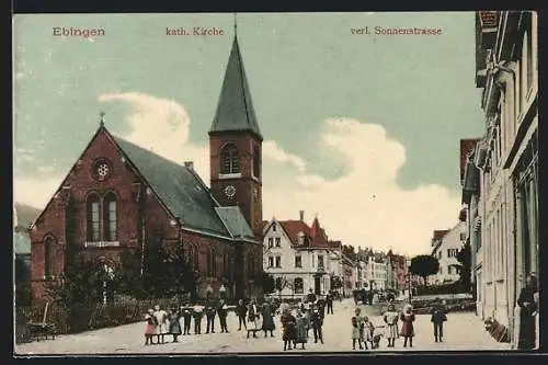 AK Ebingen, Strassenpartie mit Kath. Kirche und dem verl. der Sonnenstrasse