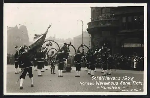 AK München, Schäfflertanz 1928 vor dem Warenhaus Hermann Tietz