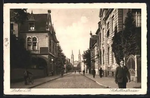 AK Lahr / Baden, Passanten in der Schillerstrasse