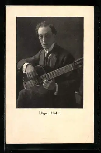 AK Miguel Llobet im Anzug mit Gitarre