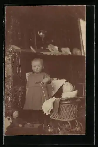 Foto-AK Kleines Kind mit einem Puppenwagen