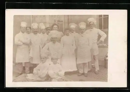 AK Gruppenbild von Köchen in Arbeitskleidung