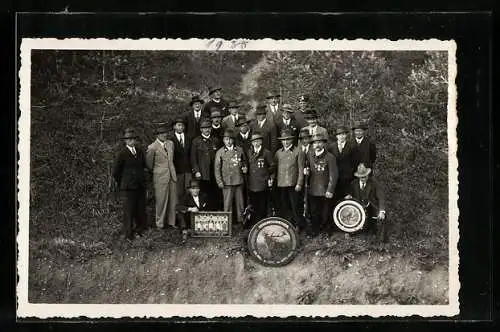 Foto-AK Gruppe von Schützen mit einem Bild, Gedenkschiessen 1909, Schützenfest