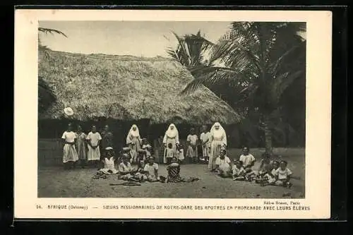 AK Dahomay, Soeurs Missionnaires de Notre-Dame des Apotres en Promenade avec leurs Eleves - Missionar