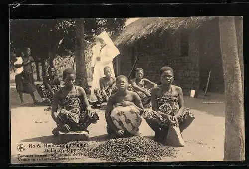 AK Haut-Congo Belge, Congrégation des Filles de la Croix de Liège, Femmes cassant les graines de ricin