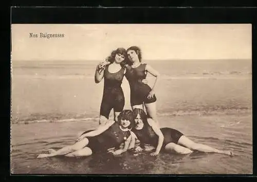 AK Nos Baigneuses, Junge Frauen im Badeanzug am Strand