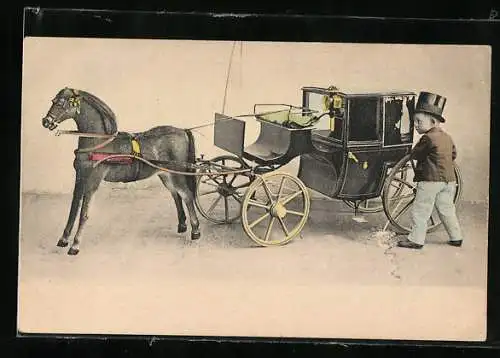 AK Kleiner Junge pinkelt an eine Spielzeugkutsche