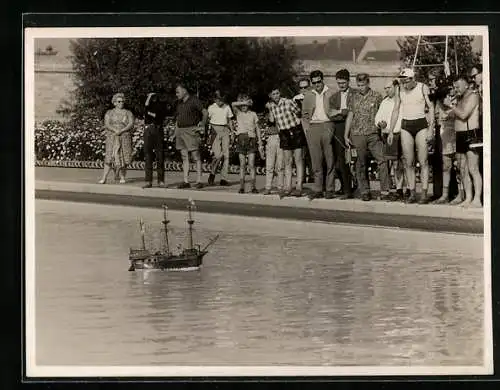 AK Menschengruppe am Schwimmbecken mit einem ferngesteuerten Schiff