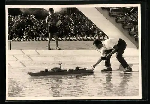 AK Mann mit einem ferngesteuerten Modellschiff