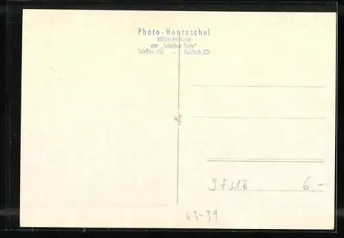 AK Mann mit einem ferngesteuerten Modellschiff