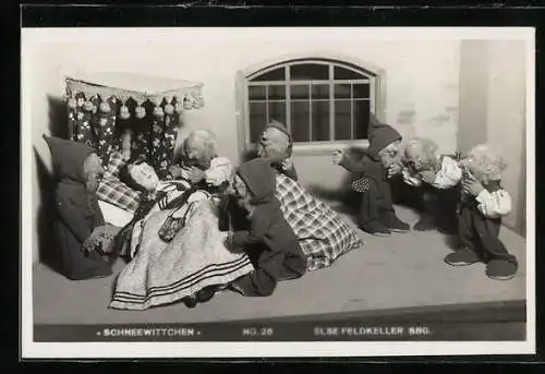 AK Sonneberg /Thür., Neue Spielzeugschau 1935, Das deutsche Märchen, Schneewittchen aus Puppen