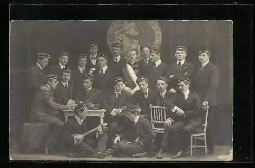 Foto-AK Studentengruppe mit Mandoline, 1913