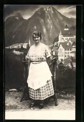 Foto-AK Frau im karierten Kleid in einer Studiokulisse