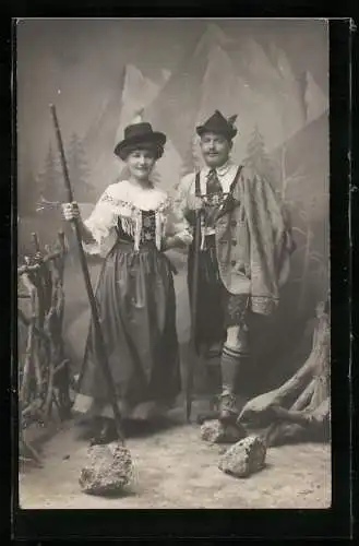 Foto-AK Paar in Tracht in einer Studiokulisse