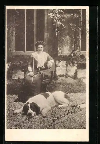 AK Charlotte von Württemberg mit ihrem Bernhardiner im Garten