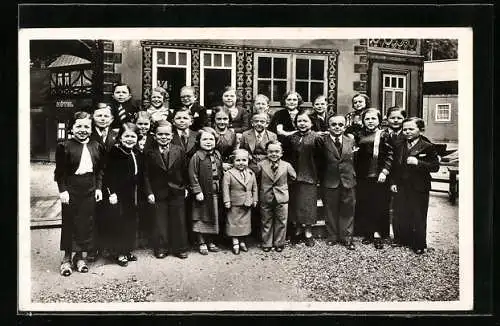 AK Paris, Exposition Internationale 1937, Esplanade des Invaliddes, un groupe de la population du Royaume de Liliput