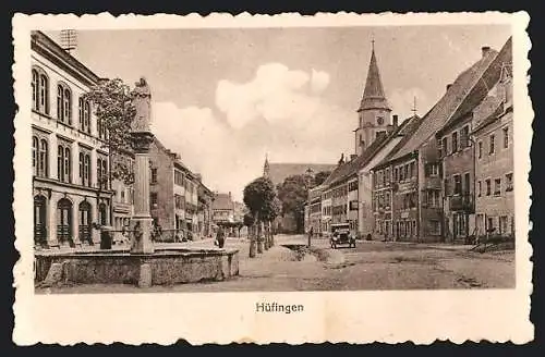 AK Hüfingen, Brunnen am Platz mit Blick auf den Kirchturm