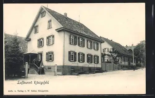 AK Königsfeld / Baden, Anwohner am Eingang ihres Hauses