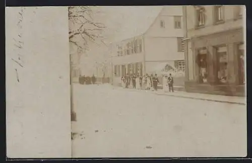 Foto-AK Villingen / Baden, Strassenpartie mit Geschäft im Winter