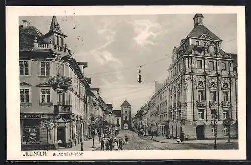 AK Villingen / Baden, Passanten in der Bickenstrasse