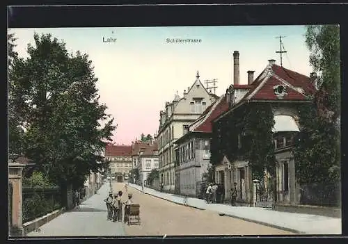 AK Lahr / Baden, Schillerstrasse mit Passanten