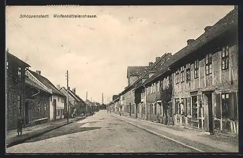 AK Schöppenstedt, Wolfenbüttelerstrasse mit Passanten