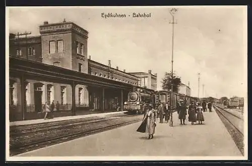 AK Eydtkuhnen, Bahnhof, Passagiere auf dem Bahnsteig, Eisenbahn