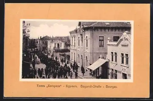 AK Bourgas, Bogoridi-Strasse mit Aufmarsch aus der Vogelschau