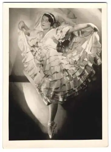 Fotografie unbekannter Fotograf und Ort, Portrait Lissy Corsé, Ballerina, Ballett