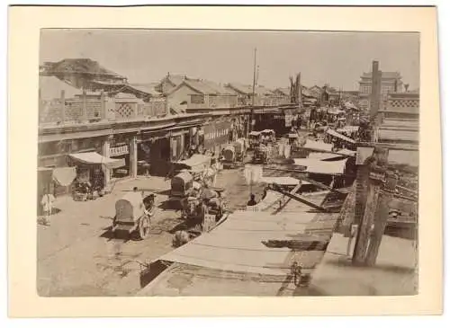 Fotografie unbekannter Fotograf, Ansicht Peking / Bejing, Blick in die Qianmen Street mit Geschäften