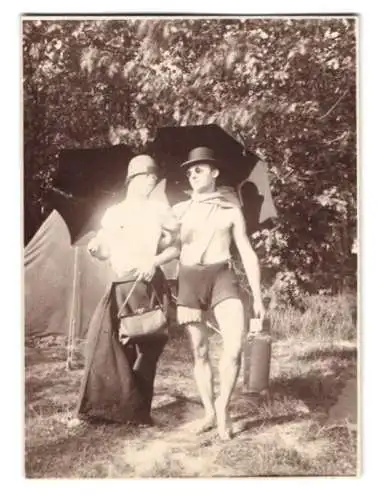 Fotografie unbekannter Fotograf und Ort, Travestie, zwei junge Männer als Frau uns Mann in Bademode mit Schirm