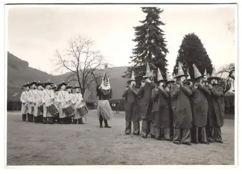 Fotografie unbekannter Fotograf und Ort, Fasching Umzug mit Trommlern und Querflöten Bläsern in Kostümen