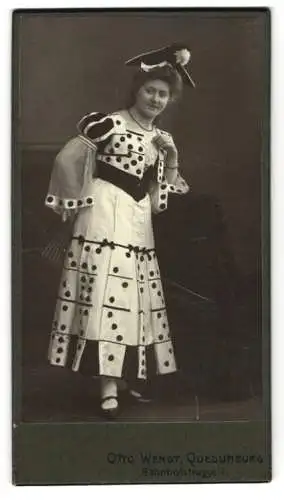 Fotografie Otto Wendt, Quedlinburg, junge Frau im Domino Kostüm zum Fasching, Dominostein