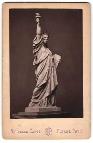Fotografie Pierre Petit, Paris, Ansicht Paris, Modell der Freiheitsstatue im Jardin du Luxembourg, 1919