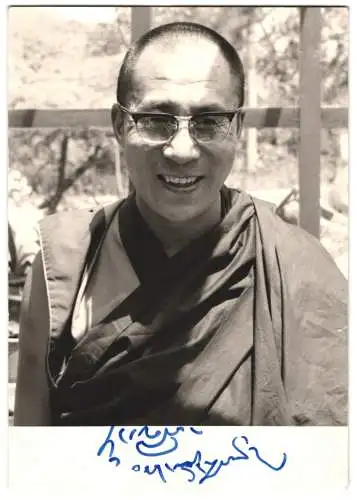 Fotografie unbekannter Fotograf und Ort, Portrait Dalai Lama Tenzin Gyatso gedrucktes Autogramm