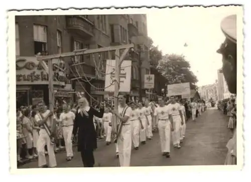 Fotografie unbekannter Fotograf, Ansicht Berlin-Neukölln, Sportler /Turner Umzug in Karl-Marx-Str. 12, Kokott Geschäft