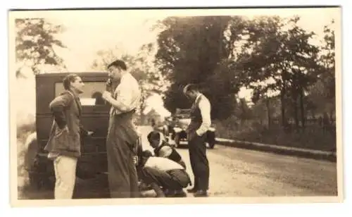 Fotografie Auto Reifepanne, junge Männer wechsel den Reifen am Strassenrand