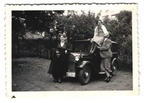 Fotografie Auto BMW, Schwiegermutter posiert vor dem Auto