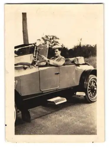 Fotografie Auto junger Mann Ralph in seinem Auto mit Holzspeichen
