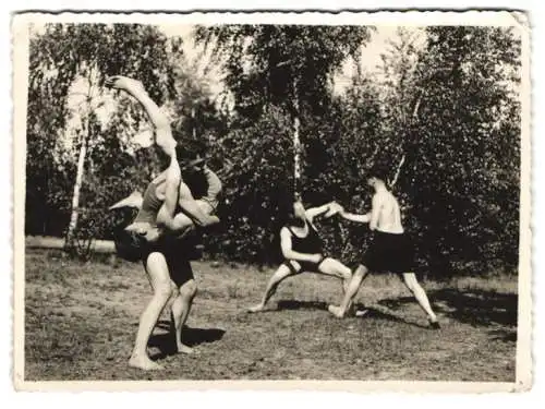 Fotografie junge Knaben beim Ringen / Wrestlen im Wald bei Königswusterhausen, 1933