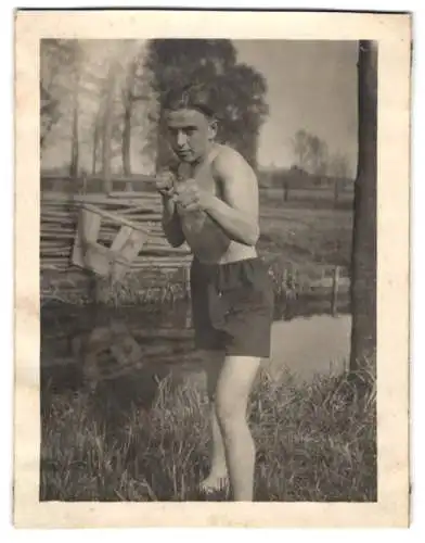 Fotografie junger Mann Helmuth als Boxer im Spreewald, 1928