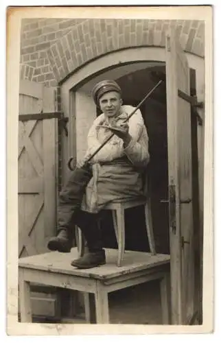 Fotografie unbekannter Fotograf und Ort, junger Soldat in Lazarett Kleidung als Schauspieler mit Stock