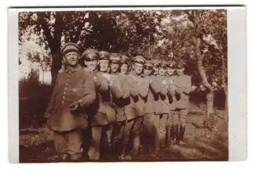 Fotografie Soldaten und Uffz. in Feldgrau Uniform mit der Reihe nach aufgestellt, Orden Eisernes Kreuz